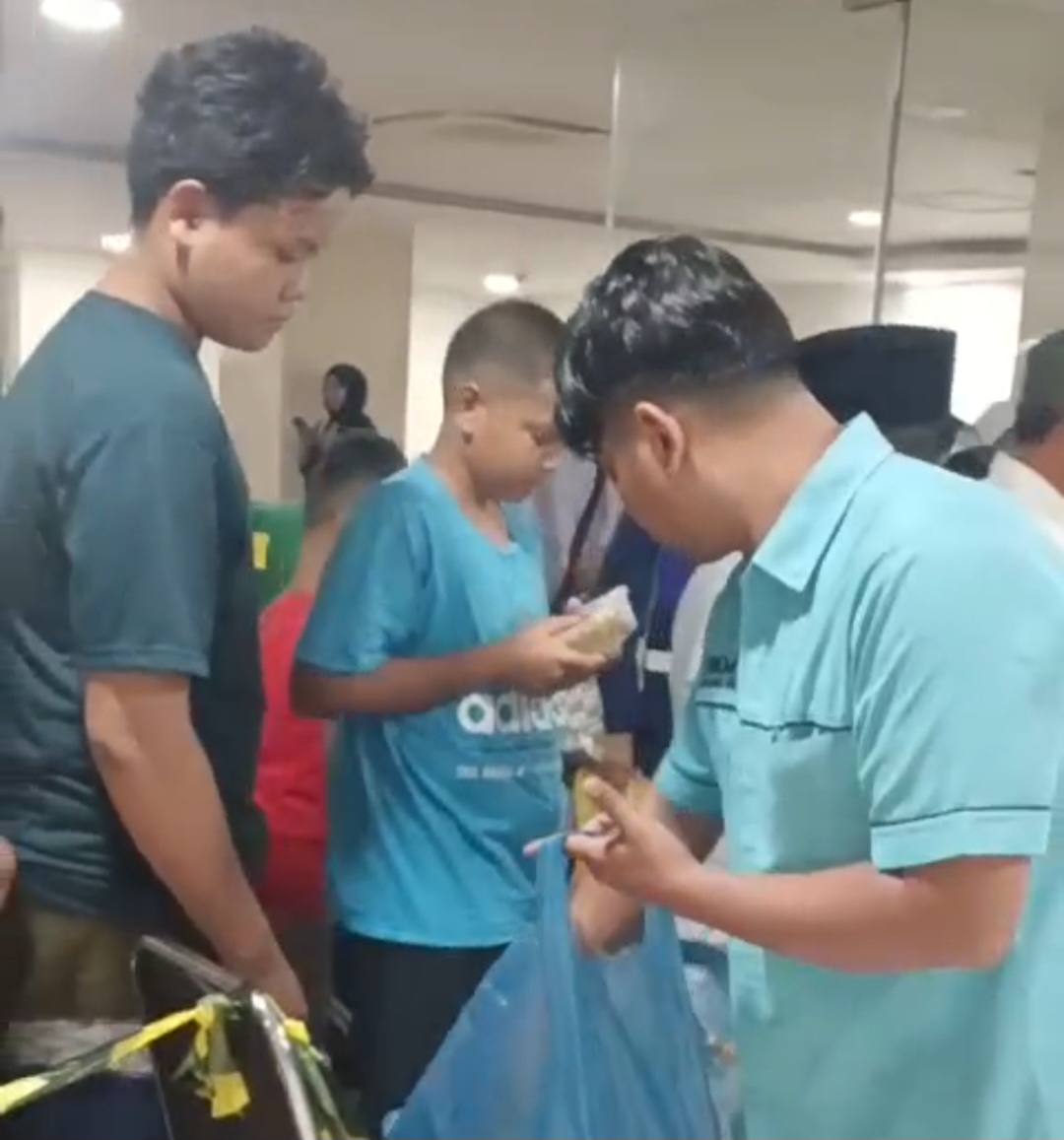 Syukur Jamaah Masjid Agung Medan atas Nasi Berkah Jumat yang Terus Mengalir