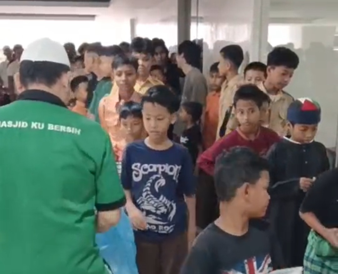 Musa Idishah, Yuslin, Indra dan Chandra Konsisten Jaga Tradisi Nasi Berkah Jumat di Masjid Agung Medan