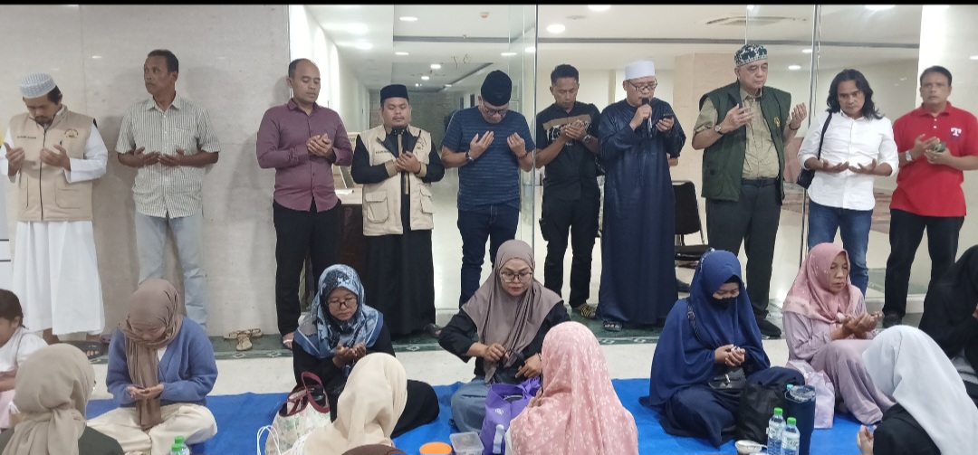 H. Yuslin Siregar Tandai Dimulainya Berbuka Puasa Ramadan 1447 H di Masjid Agung Medan