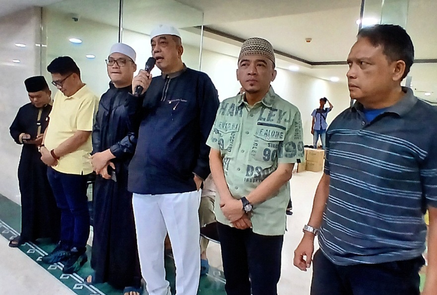 Tembus 1.000 Lebih, H. Yuslin Siregar dan H. Suhardi Aroma Sambut Langsung Jamaah Berbuka di Masjid Agung