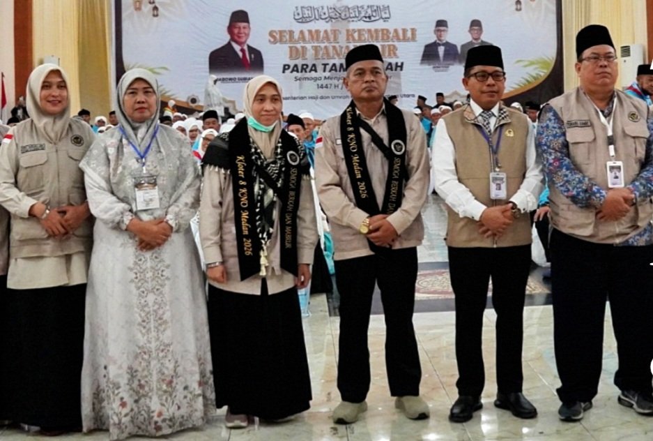 Sugiatik Sematkan Selempang Penghargaan kepada Ketua Kloter 08: Apresias    Pengabdian Petugas Haji di Tanah Suci