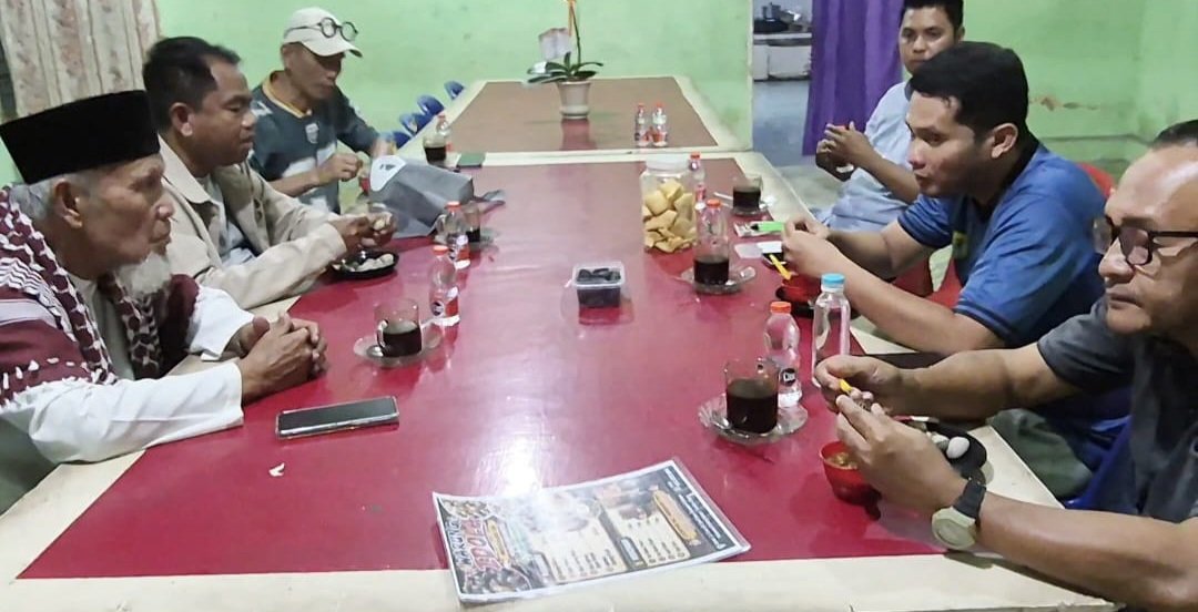 Nikmati Kerang Rebus di Warung, Bupati Sergai Dorong Anak Muda Berani Buka Usaha